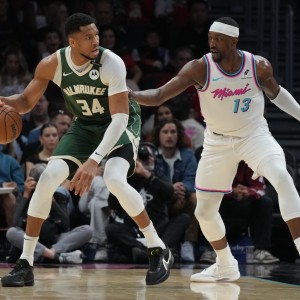 nba投注-字母：阿德巴约是最顶级的攻防一体球员 我每次对阵他都充满动力